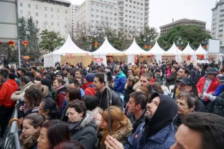 當?shù)貢r間12日傍晚，在位于馬德里市中心的西班牙廣場，“四海同春”歐洲二團巡演圓滿收官。