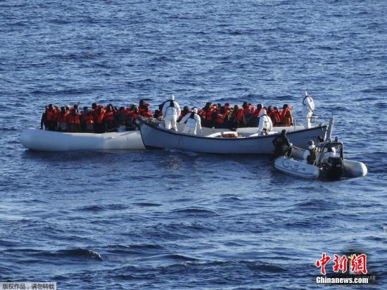 資料圖：意大利海岸警衛(wèi)隊(duì)援助移民。