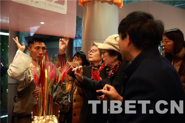 △圖為現場觀眾體驗藏式年俗，攝影：陳衛(wèi)國