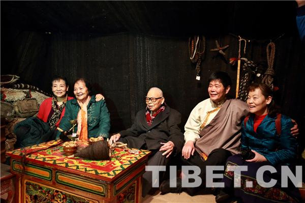 △圖為西藏自治區(qū)黨委原第一書記陰法唐與夫人李國柱走進展廳里的牦牛帳篷，回憶當年在西藏的工作生活，攝影：陳衛(wèi)國_副本