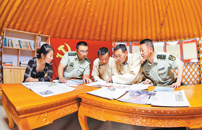 圖為邊防民警和牧民在“黨員中心戶”學習黨的惠牧政策。