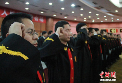資料圖：西安中級人民法院的31名新任法官宣誓就職。<a target='_blank' href='http://www.chinanews.com/'>中新社</a>發(fā) 張遠(yuǎn) 攝