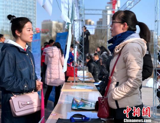圖為一名女大學(xué)生拿著自己的簡歷與用工單位負(fù)責(zé)人面對(duì)面交流，咨詢應(yīng)聘崗位的詳細(xì)信息?！O睿 攝