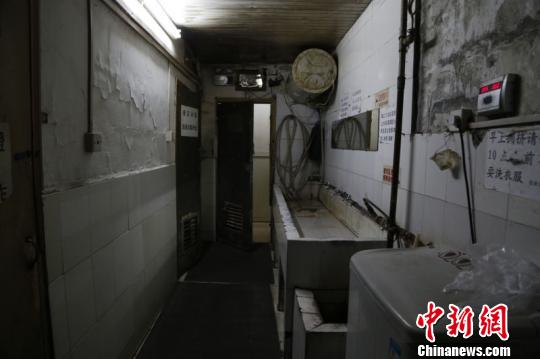 28日，天安門旁最大的地下空間——和平門小區(qū)地下空間住人“清零”，今年累計清理拆除近14000平米。圖為地下室違規(guī)隔斷房。　曾鼐 攝