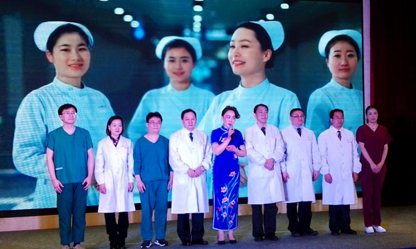 １４、蘇州大學(xué)附屬一院醫(yī)務(wù)人員成功救助了血液病患者。圖為群英亮相“聽書記說”現(xiàn)場交流講臺(tái)，展示了醫(yī)務(wù)工作者人文大愛的奉獻(xiàn)精神，奏響了一曲新時(shí)代慈愛群英譜。隋芳　攝影