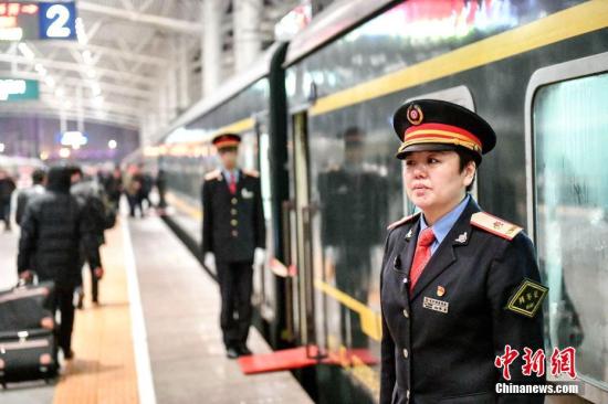 資料圖：2月10日，從哈爾濱開往重慶的K1062次列車上，50歲的列車長韓波迎來了她退休前最后一次乘務(wù)工作。<a target='_blank' href='http://www.chinanews.com/'>中新社</a>記者 王舒 攝