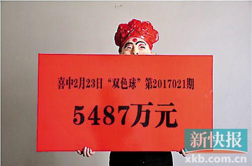 兌獎時,5525萬元大獎得主戴上福彩中心事先準(zhǔn)備的面具,豎起羽絨服毛領(lǐng),將自己遮擋得嚴(yán)嚴(yán)實實,任由現(xiàn)場記者拍照。