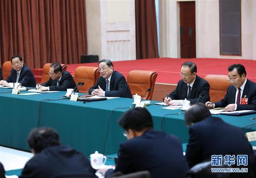 3月4日，中共中央政治局常委、全國政協(xié)主席俞正聲看望出席全國政協(xié)十二屆四次會議的醫(yī)藥衛(wèi)生界委員并參加討論。新華社記者 龐興雷 攝 圖片來源：新華網