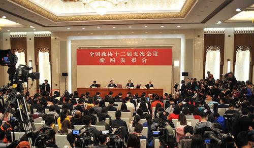 3月2日，全國政協(xié)十二屆五次會議新聞發(fā)布會在北京人民大會堂舉行。圖為新聞發(fā)布會現(xiàn)場。