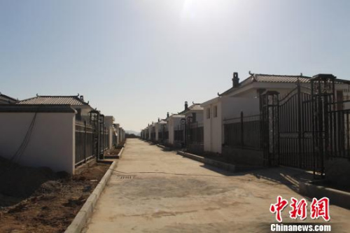 圖為“農(nóng)村危房改造惠民工程”后，甘肅省慶城縣楊塬村村貌。慶城縣委外宣辦供