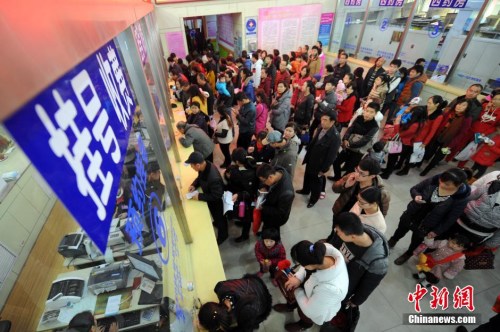 資料圖：排隊掛號的人群。 <a target='_blank' href='http://www.chinanews.com/' _fcksavedurl='http://www.chinanews.com/'></table>中新社</a>發(fā) 韋亮 攝