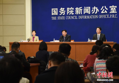 3月1日，國(guó)務(wù)院新聞辦公室在北京舉行新聞發(fā)布會(huì)，人社部部長(zhǎng)尹蔚民、副部長(zhǎng)游鈞回答記者問(wèn)。<a target='_blank' href='http://www.chinanews.com/'>中新社</a>記者 張勤 攝