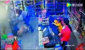 犯罪嫌疑人在超市外被抓獲。（視頻截圖）