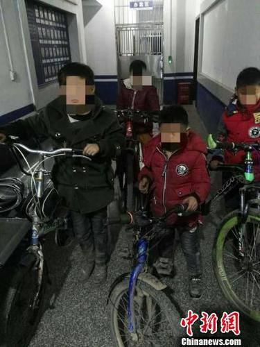 說走就走！云南四小孩騎行8小時被民警“撿到”