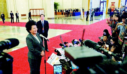 3月3日，中國人民政治協(xié)商會議第十二屆全國委員會第五次會議開幕前，人民大會堂北大廳的“部長通道”開啟，列席全國兩會的國務(wù)院各部門主要負責(zé)人坦誠回答媒體記者提出的問題。圖為國務(wù)院僑務(wù)辦公室主任裘援平接受采訪。    本報記者齊波攝