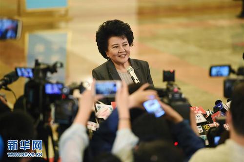 3月3日，中國人民政治協(xié)商會議第十二屆全國委員會第五次會議在北京人民大會堂開幕。這是國務院僑務辦公室主任裘援平接受采訪。新華社記者薛玉斌攝