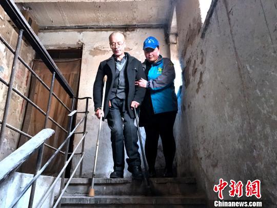 天氣晴朗時(shí)，服務(wù)人員還會(huì)協(xié)助殘疾人下樓，出去走走。　孫?！z