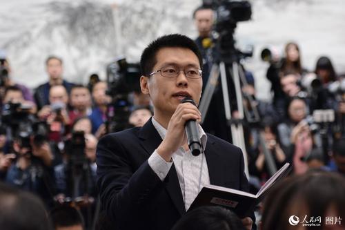 十二屆全國人大五次會議于3月4日上午11時在人民大會堂新聞發(fā)布廳舉行新聞發(fā)布會，由大會發(fā)言人傅瑩就大會議程和人大工作相關(guān)的問題回答中外記者的提問。圖為中央人民廣播電臺記者提問。人民網(wǎng)記者 張啟川 攝
