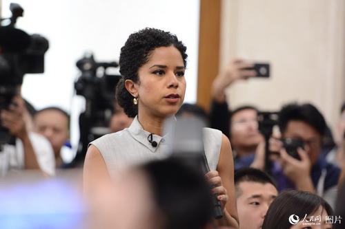 十二屆全國人大五次會(huì)議于3月4日上午11時(shí)在人民大會(huì)堂新聞發(fā)布廳舉行新聞發(fā)布會(huì)，由大會(huì)發(fā)言人傅瑩就大會(huì)議程和人大工作相關(guān)的問題回答中外記者的提問。圖為哥倫比亞廣播公司記者提問。人民網(wǎng)記者 張啟川 攝