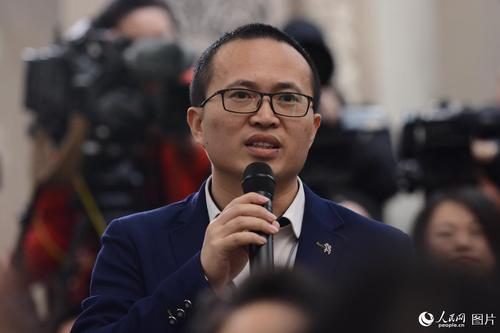 十二屆全國人大五次會議于3月4日上午11時(shí)在人民大會堂新聞發(fā)布廳舉行新聞發(fā)布會，由大會發(fā)言人傅瑩就大會議程和人大工作相關(guān)的問題回答中外記者的提問。圖為人民日報(bào)記者提問。人民網(wǎng)記者 張啟川 攝