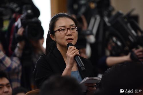十二屆全國人大五次會議于3月4日上午11時在人民大會堂新聞發(fā)布廳舉行新聞發(fā)布會，由大會發(fā)言人傅瑩就大會議程和人大工作相關(guān)的問題回答中外記者的提問。圖為中國日報記者提問。人民網(wǎng)記者 張啟川 攝