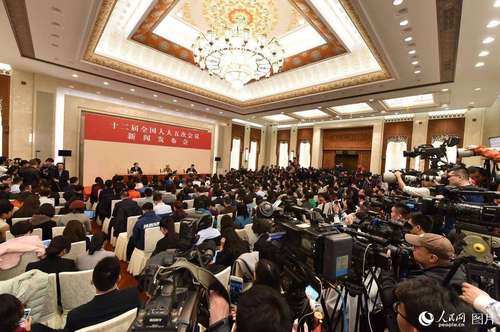 十二屆全國(guó)人大五次會(huì)議于3月4日上午11時(shí)在人民大會(huì)堂新聞發(fā)布廳舉行新聞發(fā)布會(huì)，由大會(huì)發(fā)言人傅瑩就大會(huì)議程和人大工作相關(guān)的問(wèn)題回答中外記者的提問(wèn)。人民網(wǎng)記者 翁奇羽 攝