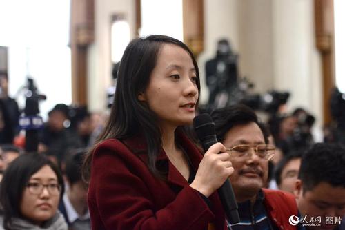 十二屆全國(guó)人大五次會(huì)議于3月4日上午11時(shí)在人民大會(huì)堂新聞發(fā)布廳舉行新聞發(fā)布會(huì)，由大會(huì)發(fā)言人傅瑩就大會(huì)議程和人大工作相關(guān)的問(wèn)題回答中外記者的提問(wèn)。圖為南方都市報(bào)記者提問(wèn)。人民網(wǎng)記者 張啟川 攝