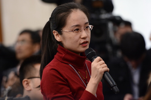 十二屆全國人大五次會議于3月4日上午11時在人民大會堂新聞發(fā)布廳舉行新聞發(fā)布會，由大會發(fā)言人傅瑩就大會議程和人大工作相關(guān)的問題回答中外記者的提問。圖為光明日報融媒體記者提問。人民網(wǎng)記者 張啟川 攝