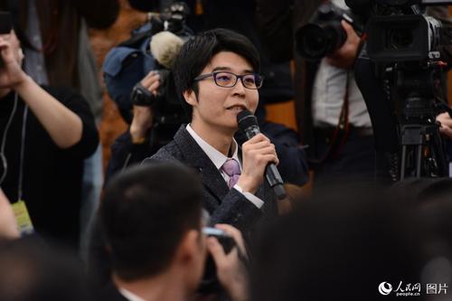 十二屆全國(guó)人大五次會(huì)議于3月4日上午11時(shí)在人民大會(huì)堂新聞發(fā)布廳舉行新聞發(fā)布會(huì)，由大會(huì)發(fā)言人傅瑩就大會(huì)議程和人大工作相關(guān)的問(wèn)題回答中外記者的提問(wèn)。圖為成都商報(bào)記者提問(wèn)。人民網(wǎng)記者 張啟川 攝