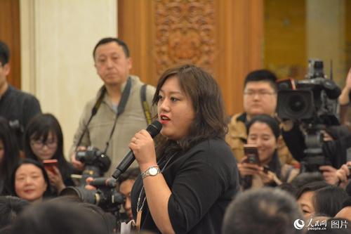 十二屆全國人大五次會議于3月4日上午11時在人民大會堂新聞發(fā)布廳舉行新聞發(fā)布會，由大會發(fā)言人傅瑩就大會議程和人大工作相關(guān)的問題回答中外記者的提問。圖為法制日報記者提問。人民網(wǎng)記者 李彤 攝