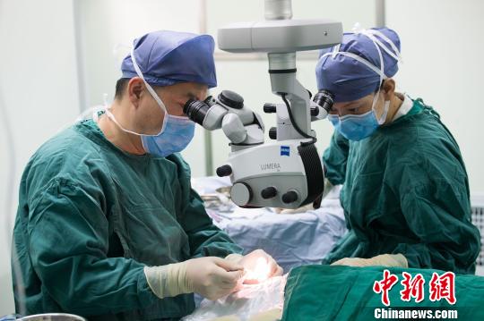 中國中醫(yī)科學(xué)院眼科醫(yī)院眼科主任醫(yī)師、教授林濤(左)為留守老人做白內(nèi)障手術(shù)?！±钅宪?攝