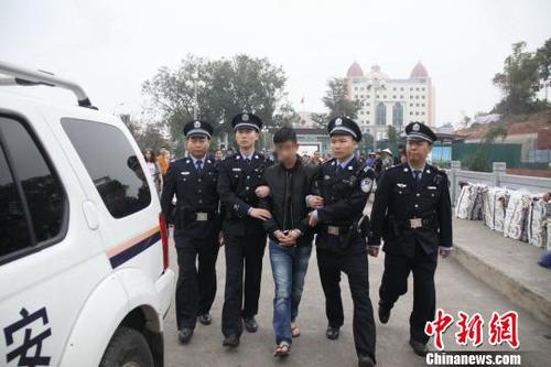 圖為將網(wǎng)上追捕逃犯押回審訊?！↑S卓 攝
