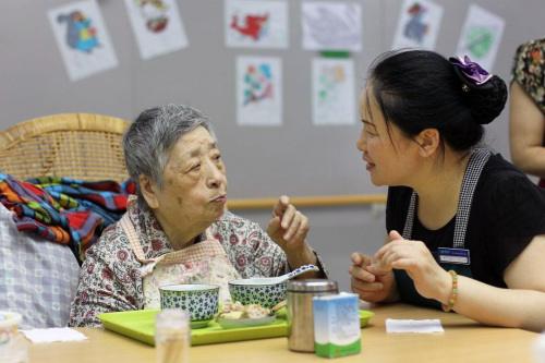 虹口區(qū)首個(gè)“長(zhǎng)者照護(hù)之家”，午餐三菜一湯，營(yíng)養(yǎng)軟糯適合老人口味。