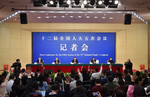 3月6日，十二屆全國(guó)人大五次會(huì)議新聞中心舉行記者會(huì)，邀請(qǐng)國(guó)家發(fā)展和改革委員會(huì)主任何立峰、副主任張勇、副主任寧吉喆就“經(jīng)濟(jì)社會(huì)發(fā)展與宏觀調(diào)控”的相關(guān)問題回答中外記者的提問。新華社記者 李鑫攝