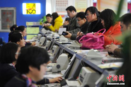 資料圖：民眾在移動營業(yè)廳咨詢4G網(wǎng)絡相關業(yè)務。<a target='_blank' href='http://www.chinanews.com/'>中新社</a>發(fā) 韋亮 攝