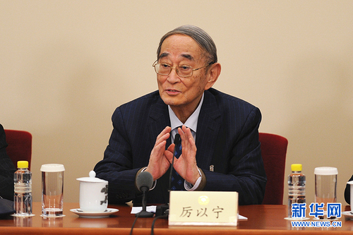 圖為全國(guó)政協(xié)常委厲以寧回答記者提問。_副本