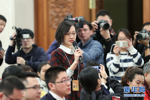 　3月6日，全國政協(xié)十二屆五次會議在北京人民大會堂新聞發(fā)布廳召開記者會，邀請5位全國政協(xié)委員就深入推進“三去一降一補”、深入推進農(nóng)業(yè)供給側(cè)結(jié)構(gòu)性改革、著力振興實體經(jīng)濟、防范金融風險、推進“一帶一路”建設(shè)等回答記者提問。圖為新華社記者在會上提問。