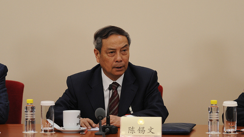 圖為陳錫文回答記者提問。