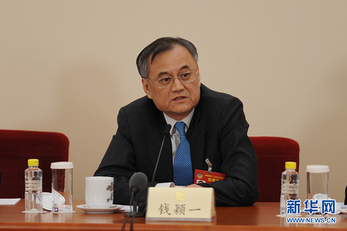圖為全國政協(xié)委員錢穎一回答記者提問。