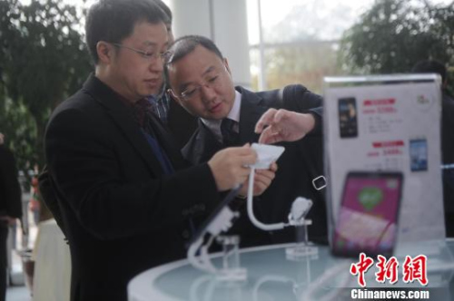 資料圖：市民正在體驗(yàn)移動(dòng)4G。陳超 攝