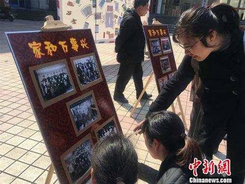 市民圍觀家書(shū)展?！±罴掩S 攝