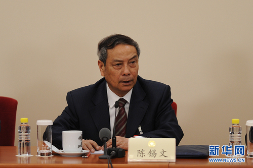 　3月6日，全國政協(xié)十二屆五次會(huì)議在北京人民大會(huì)堂新聞發(fā)布廳召開記者會(huì)，邀請(qǐng)5位全國政協(xié)委員就深入推進(jìn)“三去一降一補(bǔ)”、深入推進(jìn)農(nóng)業(yè)供給側(cè)結(jié)構(gòu)性改革、著力振興實(shí)體經(jīng)濟(jì)、防范金融風(fēng)險(xiǎn)、推進(jìn)“一帶一路”建設(shè)等回答記者提問。圖為全國政協(xié)常委陳錫文回答記者提問。