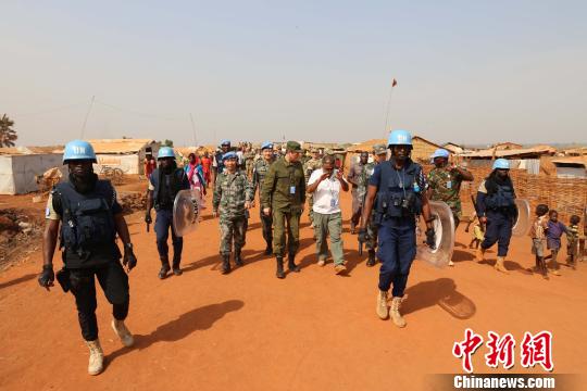 視察工兵難民防護墻建設(shè)。　李欣 攝