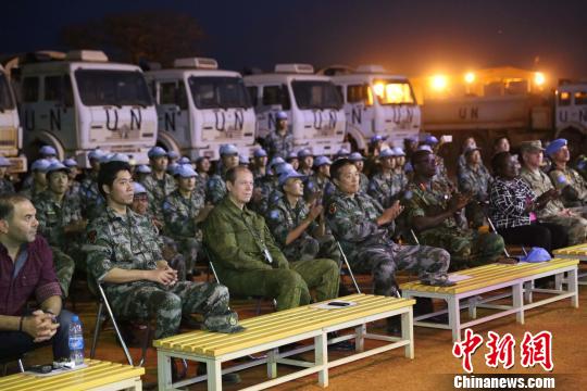 聯(lián)合國紐約總部高級軍事代表團在觀看中國工兵文藝節(jié)目。　李欣 攝