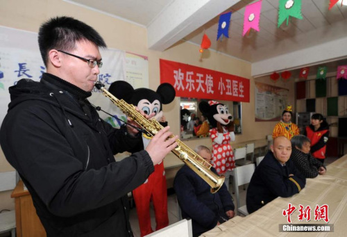 3月5日，山西長(zhǎng)治醫(yī)學(xué)院組織大學(xué)生志愿者及“小丑醫(yī)生”走進(jìn)當(dāng)?shù)爻菂^(qū)南山田園養(yǎng)老院。范麗芳 攝
