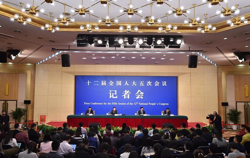 　　3月7日，十二屆全國人大五次會議新聞中心舉行記者會，邀請財政部部長肖捷、部長助理戴柏華就“財政工作和財稅改革”的相關(guān)問題回答中外記者的提問。