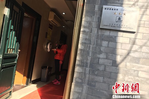 取紙的人絡繹不絕。湯琪 攝