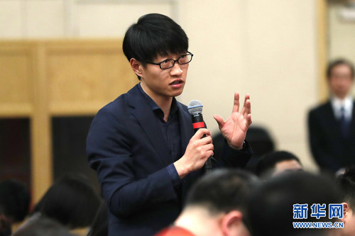 圖為中國國際廣播電臺記者提問。