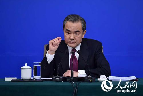 圖為2017年3月8日上午，外交部部長王毅回答中外記者提問。人民網(wǎng)記者翁奇羽攝