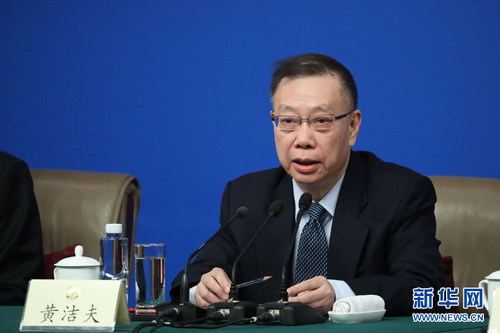 圖為全國政協(xié)常委、教科文衛(wèi)體委員會(huì)副主任，原衛(wèi)生部副部長(zhǎng)黃潔夫。